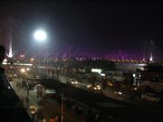 Yö näkymä Kolkatan rautatieasemalta