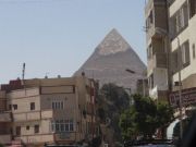 Gizan pyramidit keskellä ghettoa.
