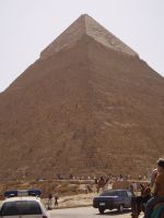 Kheopsin pyramidi on alueen suurin ja tunnetuin. Pyramidi kohoaa 146 metriin