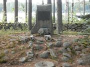 Hautausmaalla on sotakamreeri Heikki Häyrysen ja hänen vaimonsa haut