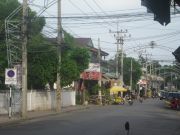 Kanchanaburi  Noble-Night Guesthouse, tämän kadun varrella