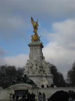 Buckinghamin palatsin edustalla oleva patsas,helmikuussa 2009