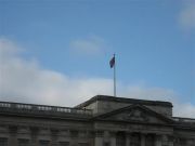 Buckinghamin palatsin katolla liehuu englanninlippu joka tarkoittaa että itse kuningatar on paikalla,helmikuussa 2009