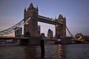 Tower Bridge iltavalaistuksessa