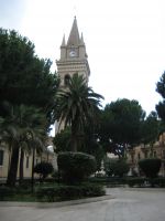 Katedraalin ympärillä kaunis puistoalue