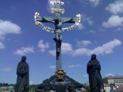 Uskonnollisuus näkyy Prahan kaupunkikuvassa