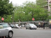 Montparnassen hautausmaa ton vihreän aidan toisella puolella