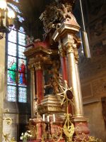 Prahan linnan kirkko sisältä näkemisen arvoinen