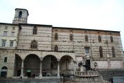 Rakennus sijaitsee  Piazza IV Novembre-torilla, joka on Perugian keskusaukio.