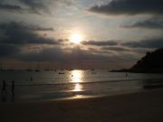 auringon lasku Nai Harn Beach:llä
