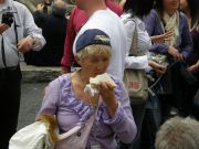 Vappulounas 'kiireinen turisti nauttii lounaansa vauhdissa'