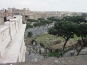 Viktor Emanuelin muistomerkiltä näkymä Roomaan