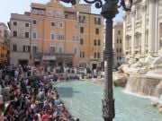 Fontana Trevin suihkulähde turistien valloittamana