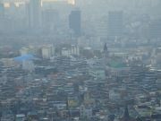 autereinen kaupunkinäkymä Seoul Towerin juurelta