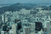 Näkymä alas kaupunkiin Seoulin tornista.