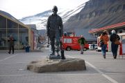 Kaivosmiehen patsas pääkadulla Longyearbyenissä