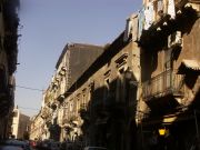 Catanian mustaa kaupungin osaa, laavakivi päällysteinen niin talot kuin kadut