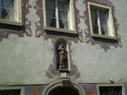 Maalauksin koristeltu talo Lindaussa