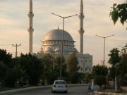 Kaunis moskeija hallitsee kaupunkikuvaa