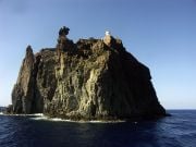 Sisilia Stromolin lähellä oleva majakka saari