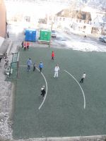 Jalkapalloa koulun pihalla