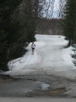 Juoksija lumisessa metsässä