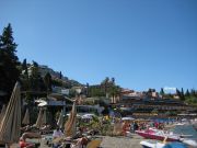 Mazzaron uimaranta-aluetta Taorminan keskustan alapuolella