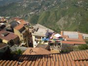 Castelmolan kylä Taorminen yläpuolella