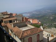 Castelmolan kylä Taorminen yläpuolella
