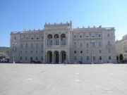 Triesten hallintorakennuksia aukion laidalla