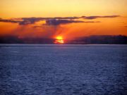 Auringon lasku merellä