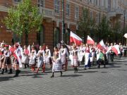 Puolalaisten vappumarssi Vilnassa - todella vauhdikas ja värikäs tapahtuma