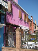 Venetsian edustalla olevan Buranon saaren värikkäät talot.