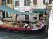 Venetsian hedelmä- ja vihannesvene.