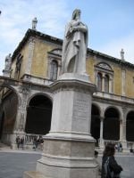 Italialaisen kirjailijan ja runoilijan Danten patsas.