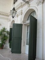 Viinitilan Villa Sandin kartanon kutsuvat ovet