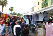 Perjantaisin Ventimigliassa on valtavan suositut  ja isot markkinat  joen varrella ja rantakadulla
