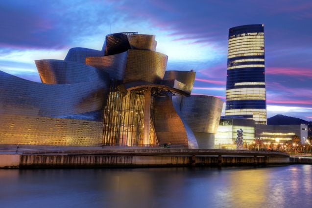 Guggenheim-museo on yksi Bilbaon suosituimmista nähtävyyksistä.