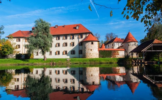 Keskiaikainen linna Slovenian Otočecissa.