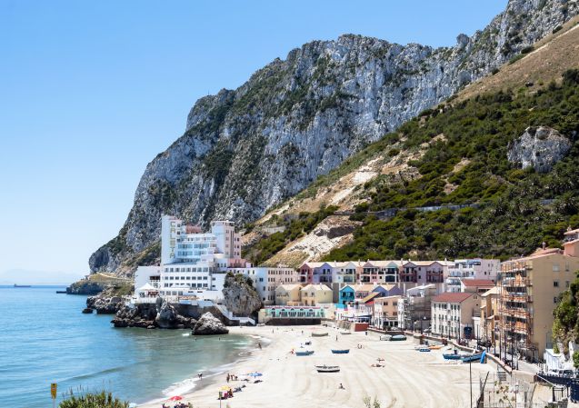 Suloinen Catalan Bay tunnetaan myös nimella La Caleta.