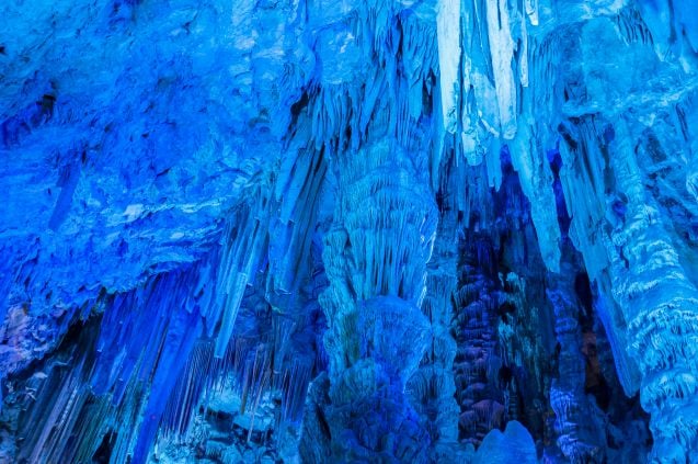St. Michael's Cave (suom. Pyhän Mikaelin luola) valaistuna siniseksi.