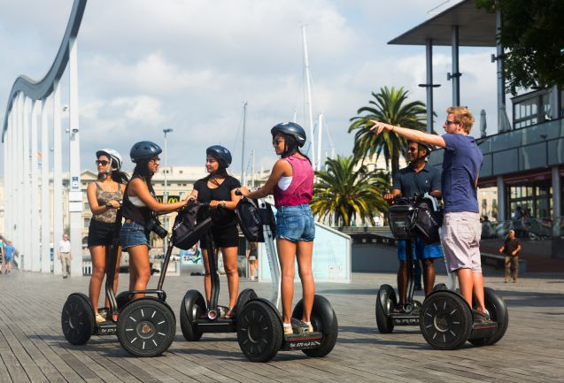 Segway on hauska tapa kiertää nähtävyyksiä. Tässä kuvassa mallia näyttää turistit Barcelonassa.