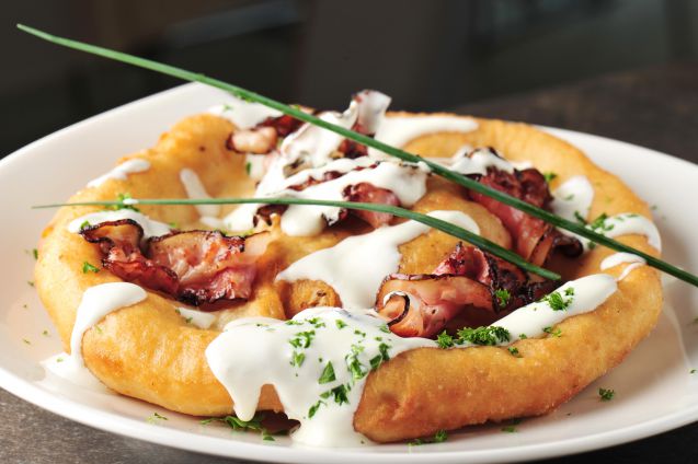 Langos on tuhti mutta herkullinen katuruoka Budapestissa.