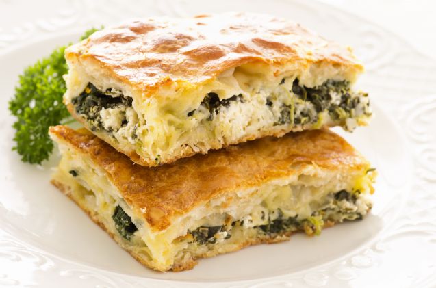 Börekejä on monenlaisia, kuvassa esimerkkinä tepsi börek, eli vuuassa valmistettu leivos.