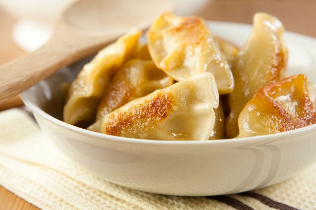 Tämän listan todennäköisesti kevyin vaihtoehto on Pierogi, joka kypsennetään vedessä keittämällä.