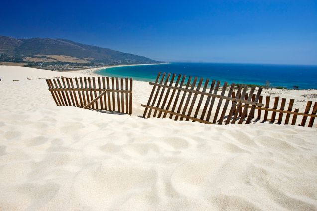 Tarifa Beachin dyynit ovat kieltämättä houkuttelevat. Rantaviivaa jatkuu silmänkantamattomiin.