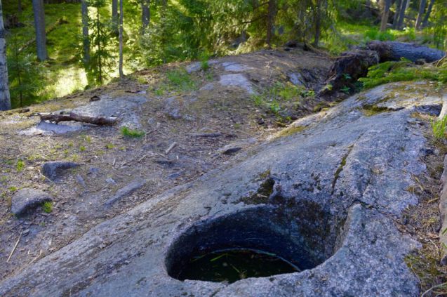 Kattilan hiidenkirnulle on opaste keskukseen vievällä tiellä, noin puoli kilometriä ennen parkkipaikkaa. Kuva: Miia Manner