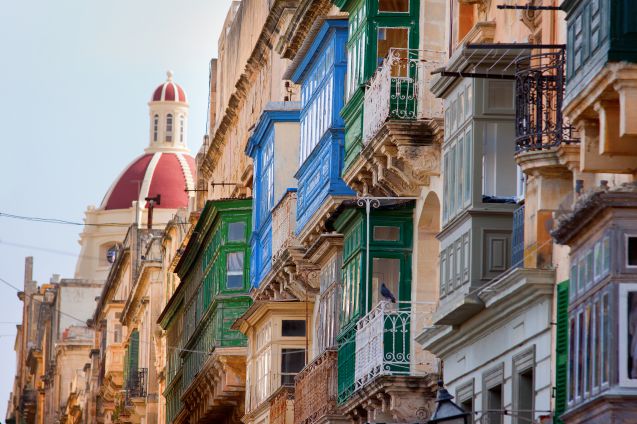 Väriä kalkkikiven keltaiseen Valletan kaupunkiin tuovat erivärisiksi maalatut perinteiset puuparvekkeet.