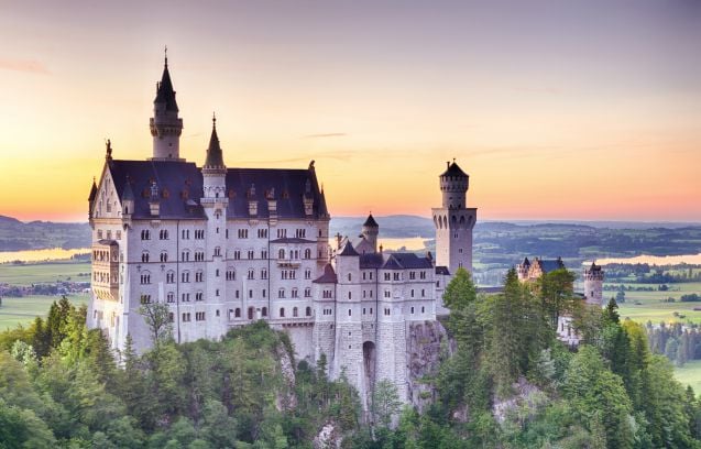 Teemana voi olla vaikka Euroopan upeat linnat. Esimerkiksi Saksassa niitä on useita, kuten tämä sadunhohtoinen Neuschwansteinin linna. Lähin rautatieasema on Füssen, josta bussilla (n.5km) Hohenschwangauhun.