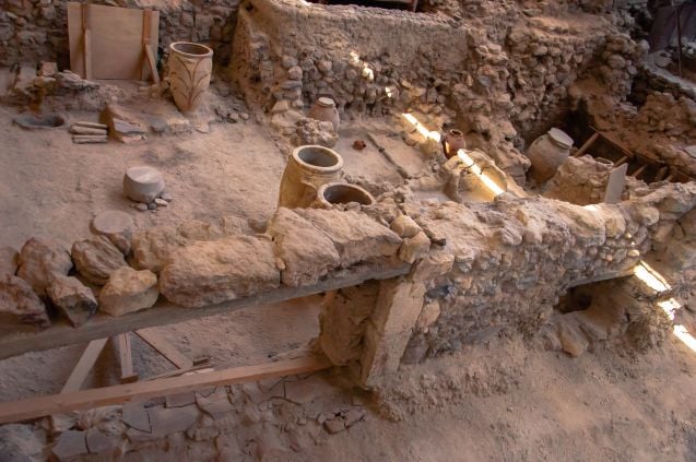 Akrotirin arkeologinen kaivausalue on historiasta kiinnostuneille ehdoton vierailukohde.